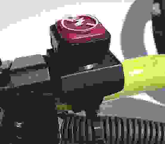 Ограничитель кнопки выключения двигателя снегохода