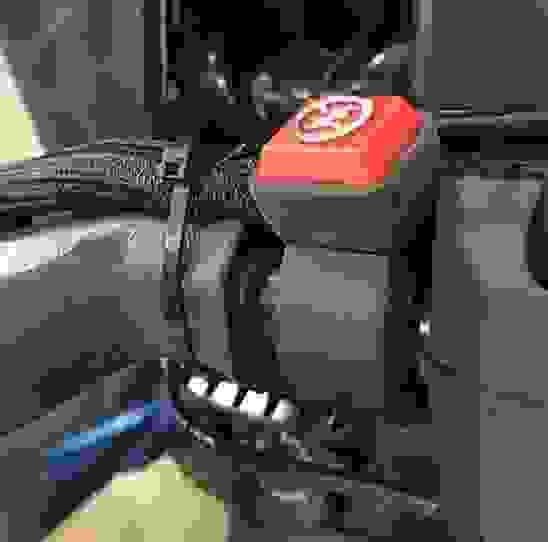 Ограничитель кнопки выключения двигателя снегохода